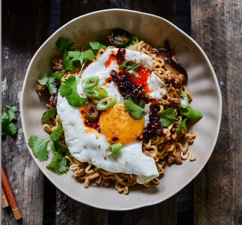 Nudelwok med fläskfärs, crispy chili oil och shiitake