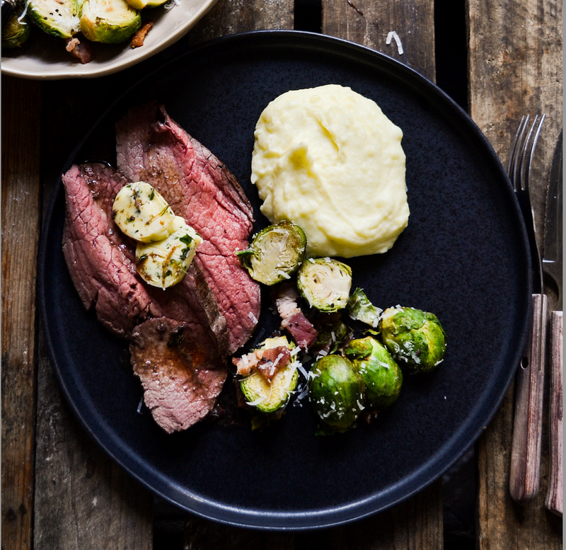 Älgstek med örtsmör, potatispuré och brysselkål med bacon – den perfekta höstmiddagen